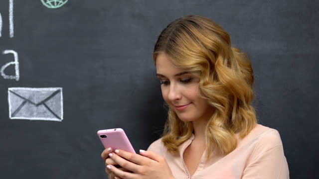 Junge-Dame-scrollt-Smartphone,-Surfen-Social-Media,-Symbole-auf-Tafel-gezeichnet