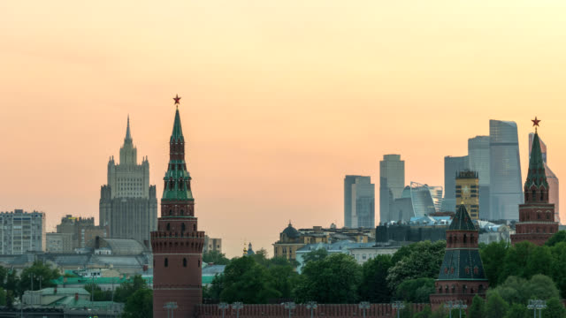 Moscú-Rusia-lapso-de-tiempo-4K,-horizonte-de-la-ciudad-al-atardecer-timelapse-en-el-Palacio-del-Kremlin-con-el-distrito-del-centro-de-negocios-y-el-río-Moscú