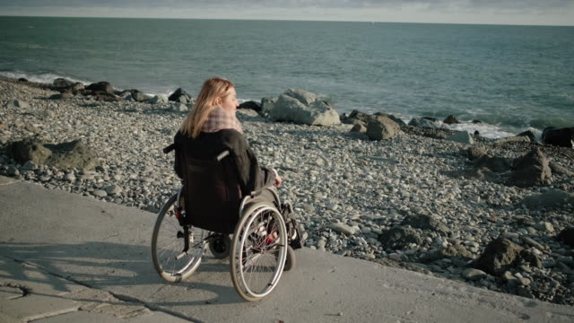 Einsame-behinderte-Frau-mit-Blick-aufs-Meer