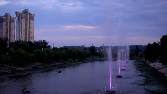 4K-Ansicht-von-Rusans-Lichtorgelbrunnen-am-Abend