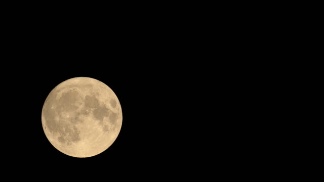 Luna-Llena-en-el-oscuro-cielo-nocturno-de-septiembre.-La-luna-está-viajando-de-izquierda-a-derecha.
