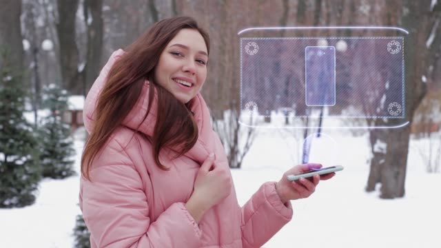 Rothaarige-Mädchen-mit-Hologramm-moderne-Smartphone