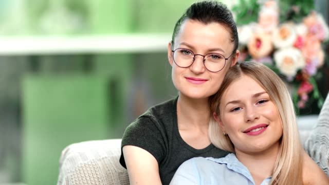 Nahaufnahme-Gesicht-von-zwei-glücklichen-lesbischen-Frau-Gefühl-Liebe-lächelnd-umarmen-entspannen-zusammen