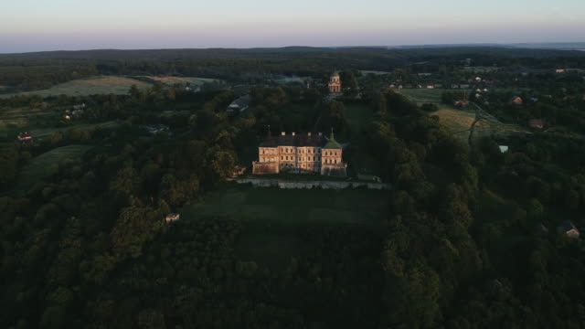 Drohne-fliegt-in-der-Nähe-der-alten-Burg-bei-Sonnenuntergang-4K-Ultra-HD