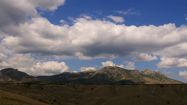 Berglandschaft.-Cirruswolken-ziehen-über-den-blauen-Himmel.
