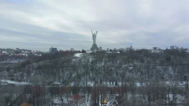 Monumento-de-la-Madre-Patria-en-Kiev-en-invierno