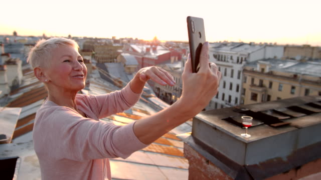 Frau-mit-Videoanruf-auf-dem-Dach