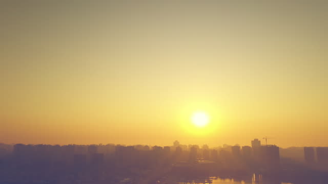 4k-Aerial-drone-disparó-al-amanecer-sobre-la-metrópolis-Hermoso-paisaje-urbano-temprano-en-la-mañana