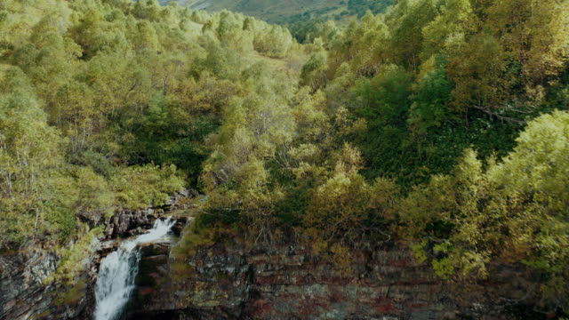 Luftbild;-Berglandschaft-mit-schönem-Wasserfall