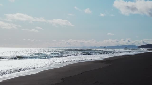 Paisaje-marino-lento-con-playa-volcánica,-Kamchatka