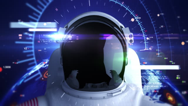 Astronaut-trägt-Helm-im-Weltraum.-Futuristischer-Helm-mit-Codes-flying-Around