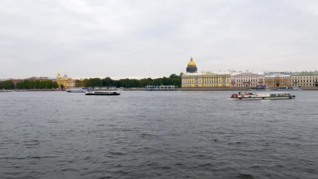 Ausflugsschiffe-schwimmen-auf-dem-Fluss-Newa,-Hintergrund-der-Sicht-auf-Sankt-Petersburg