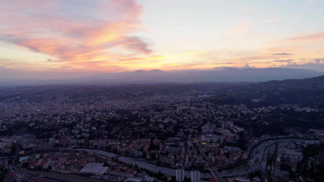 Nizza-Frankreich-Stadt-Nachtligts-Drohne-Sonnenuntergang-roze-Meer