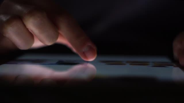Hände-mit-digitalem-Tablet-Computer