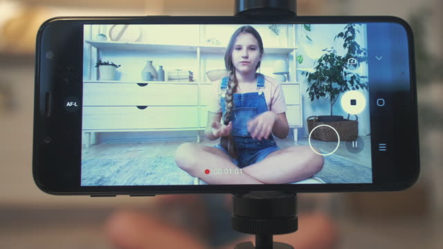 junge-Blogger-Social-Media-Smartphone-Bildschirm-Mädchen
