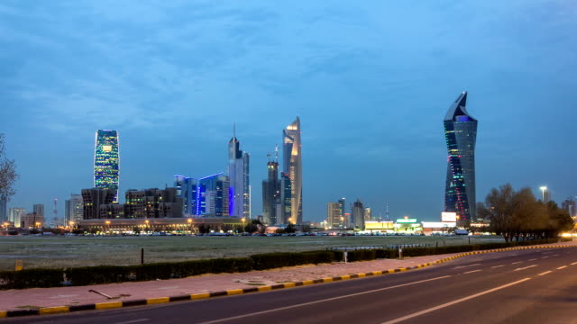 Skyline-mit-Wolkenkratzern-Tag-zur-Nacht,-Timelapse-in-Kuwait-Stadt-Innenstadt-beleuchtet-bei-Dämmerung.-Kuwait-Stadt,-Naher-Osten