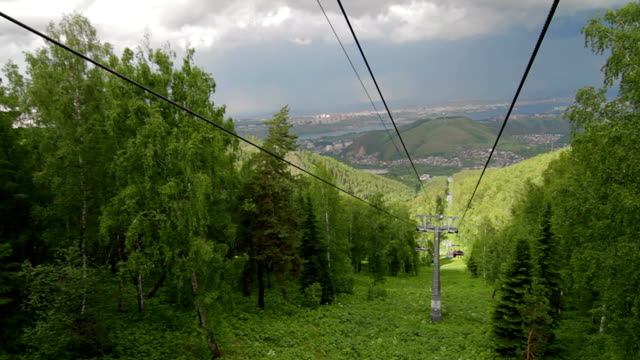 Seilbahn-Sesselbahn-im-Sommer,-Russland