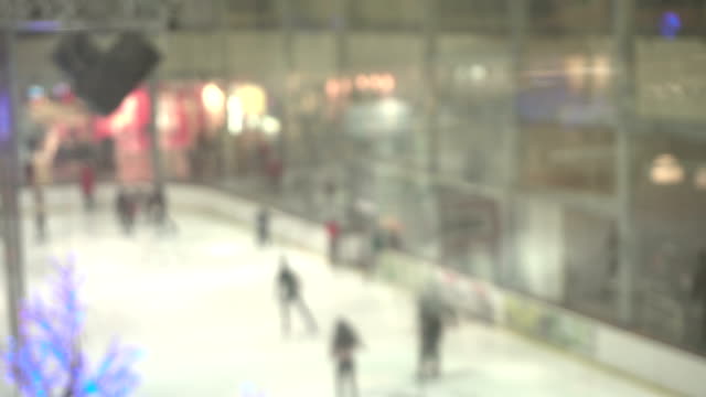 Hintergrund-mit-Menschen-Skate-auf-dem-Eis-in-der-mall