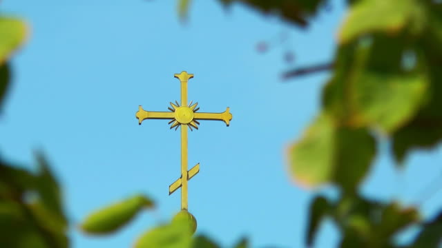 Das-Kreuz-auf-der-Kuppel-unter-Blättern
