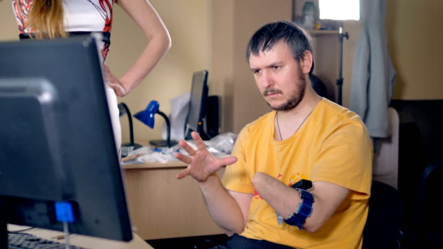 Hombre-con-el-brazo-amputado-mediante-ordenador-con-tecnología-inalámbrica.-4K.