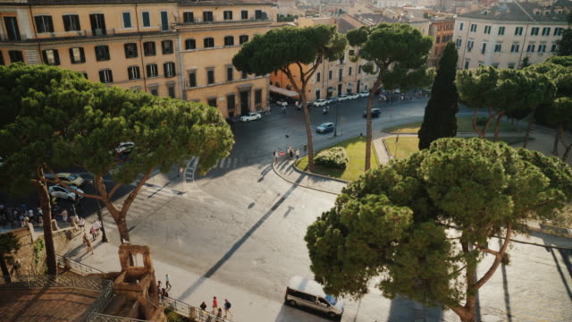 Vista-superior:-tráfico,-coches-y-autobuses-en-Piazza-Venezia.-Piazza-Venezia-es-el-eje-central-de-Roma,-Italia