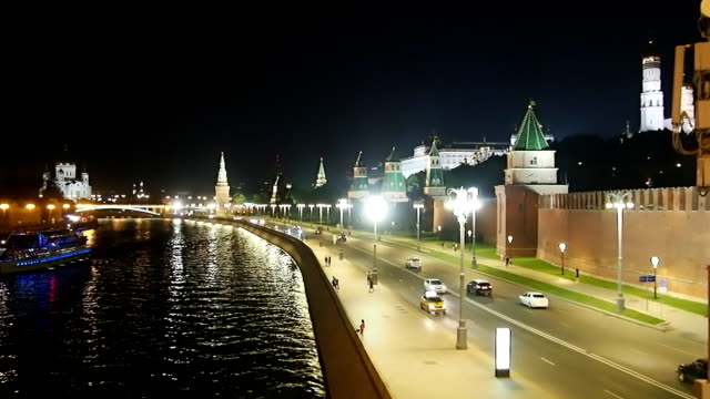 Vista-de-noche-de-arquitectura-de-kremlin-de-Moscú.-Coches-de-tráfico-de-noche