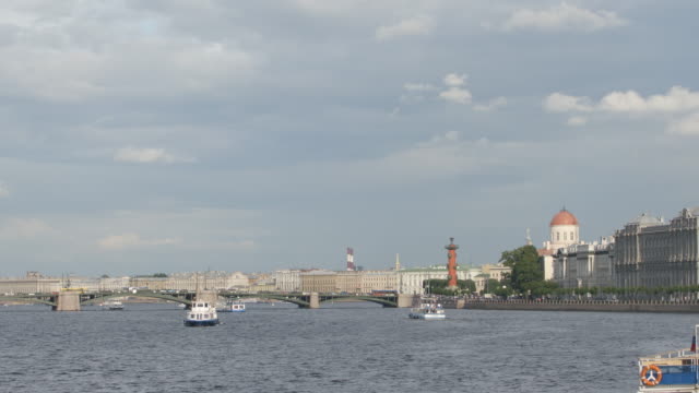 Puente-de-la-bolsa-(Birzhevoy)-y-la-columna-rostral-en-el-asador-de-la-Isla-Vasilievsky---St.-Petersburg,-Rusia