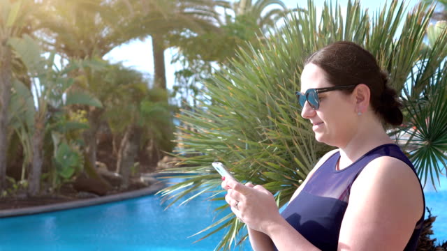 Video-de-mujer-comprobar-sus-e-mails-en-el-teléfono-móvil-en-las-vacaciones-en-4k