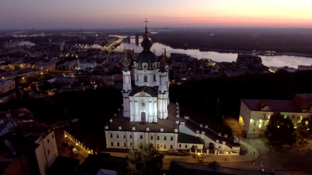 St.-Andreas-Kirche-(Kiew)-Ukraine.-Luftaufnahmen-der-Kirche-am-Saum.-Stadtansicht-aus-großer-Höhe.-Panorama-der-Stadt-von-Kiew.-Andrejewski-Spusk-Stadt-Kiew.