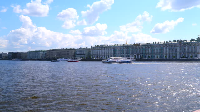 Pleasure-boat-floats-in-front-of-the-Hermitage-building