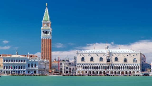 Blick-auf-den-Campanile-di-San-Marco-und-der-Palazzo-Ducale,-von-San-Giorgio-Maggiore-Timelapse-Hyperlapse,-Venedig,-Italien