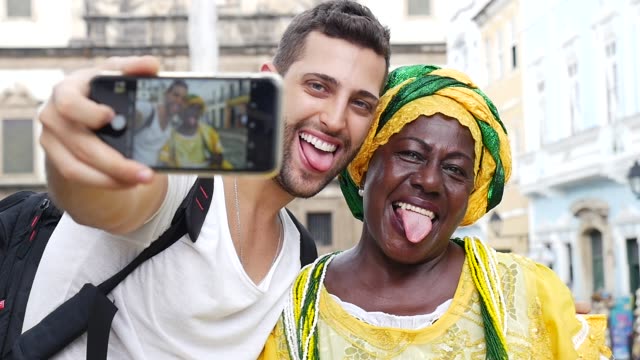 Nehmen-ein-Selbstporträt-mit-Brasilianerin