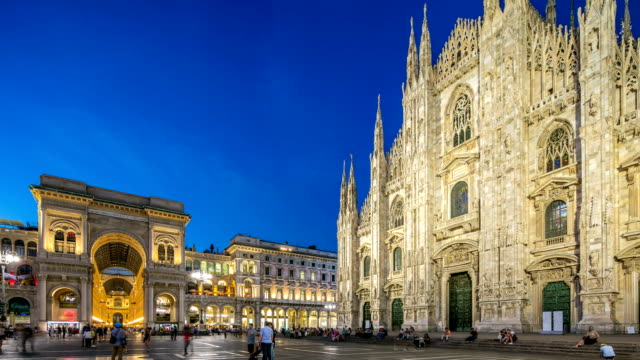 Catedral-Duomo-di-Milano-y-Vittorio-Emanuele-Galería-día-timelapse-de-noche-en-la-plaza-Piazza-Duomo,-Milán,-Italia