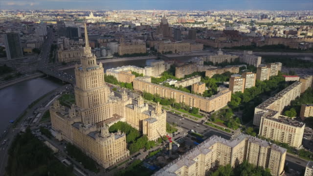 Rusia-día-soleado-Moscú-famoso-edificio-panorama-aéreo-hotel-ruver-4k