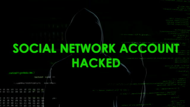 Männlichen-Programmierer-hacking-social-Network-Konto-vom-home-Office,-Privatsphäre-Angriff