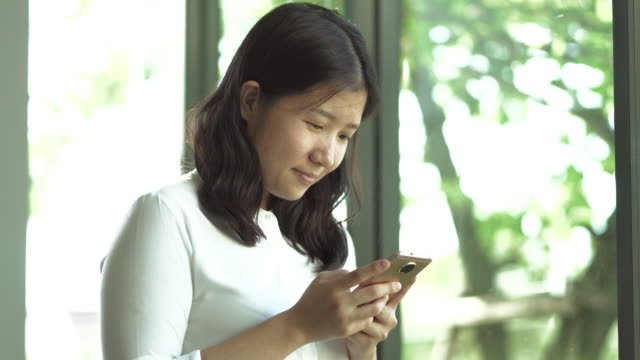 Mujer-asiática-usando-teléfono-inteligente