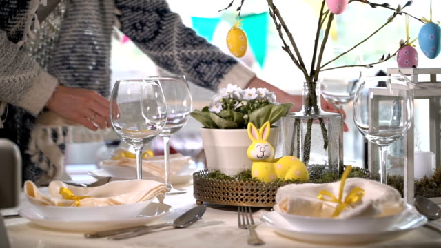 Ajuste-la-mesa-festiva-de-Pascua-con-conejito-y-huevos-la-decoración-joven