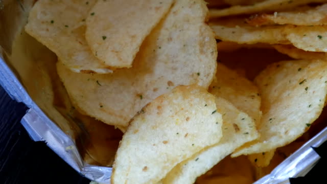 Kartoffel-Chips-Nahaufnahme-auf-einem-Tisch