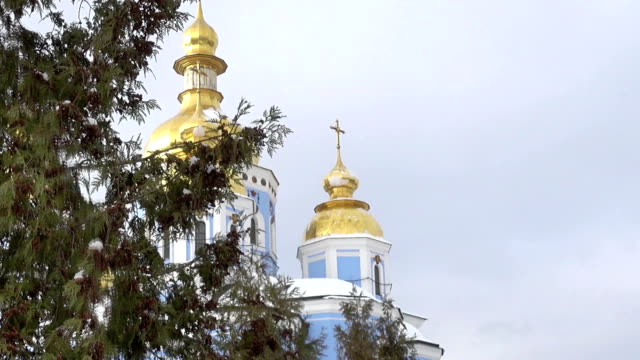 una-cúpula-de-Catedral-de-San-Miguel-de-cúpulas-doradas-en-Kiev
