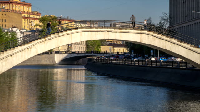 Menschen,-die-durch-die-Stadt-Kanal-an-der-Hump-backed-Brücke,-Zeitraffer