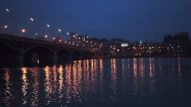 Zeitraffer-Video-mit-Blick-auf-Chernavsky-Brücke-in-der-Stadt-Woronesch-und-rechten-Ufer