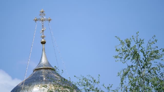 Eastern-orthodox-crosses-on-gold-domes-cupolas-against-blue-cloudy-sky
