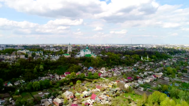 Vista-aérea-en-la-ciudad-desde-lo-alto-de-los-edificios-más-altos-en-Chernigov---campanario-del-monasterio-de-Troitsko-Ilyinsky.
