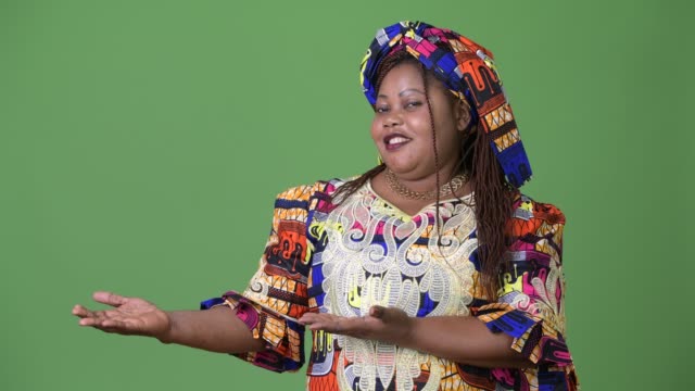 Hermosa-mujer-africana-con-ropa-tradicional-contra-el-fondo-verde-de-sobrepeso