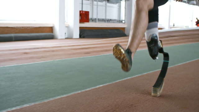 Sportler-mit-Prothese-tun-springen-Übung-auf-dem-richtigen-Weg