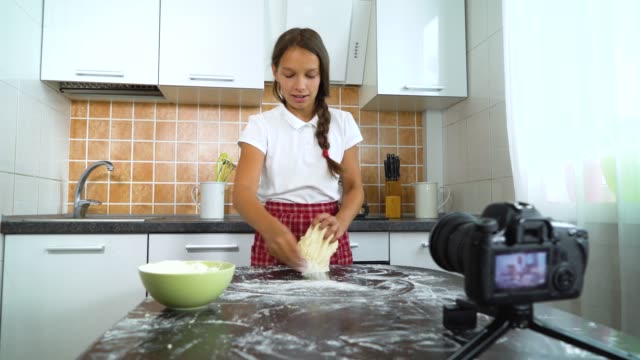 Junge-vloggerin-Aufzeichnung-von-video-Content-für-Foodblog-kneten-von-Teig