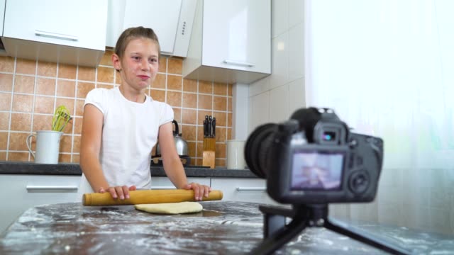 Junge-vloggerin-Aufzeichnung-von-video-Content-für-Foodblog-Teig-mit-Nudelholz
