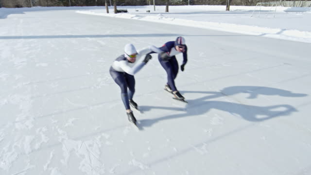 Dos-patinadores-de-velocidad-competición-de-acabado
