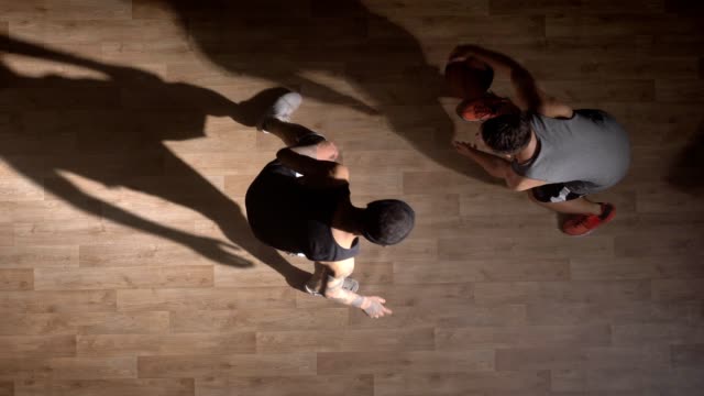 TopShot,-dos-jugadores-de-baloncesto-de-la-corte-frente-a-uno-en-uno,-haciendo-slam-dunk
