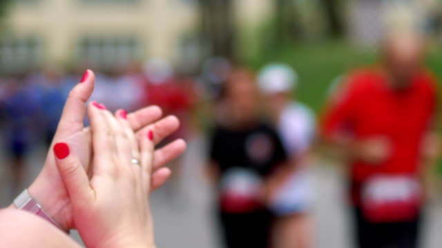 Woman-cheering-runners-and-clapping-hands-in-4k-slow-motion-60fps